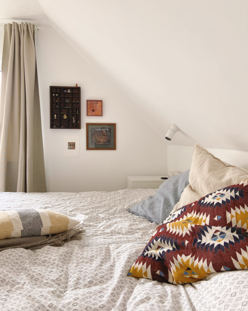Schlafzimmer Dachschräge Familienbett IKEA Hack hell natürlich Kleiderschrank Platsa