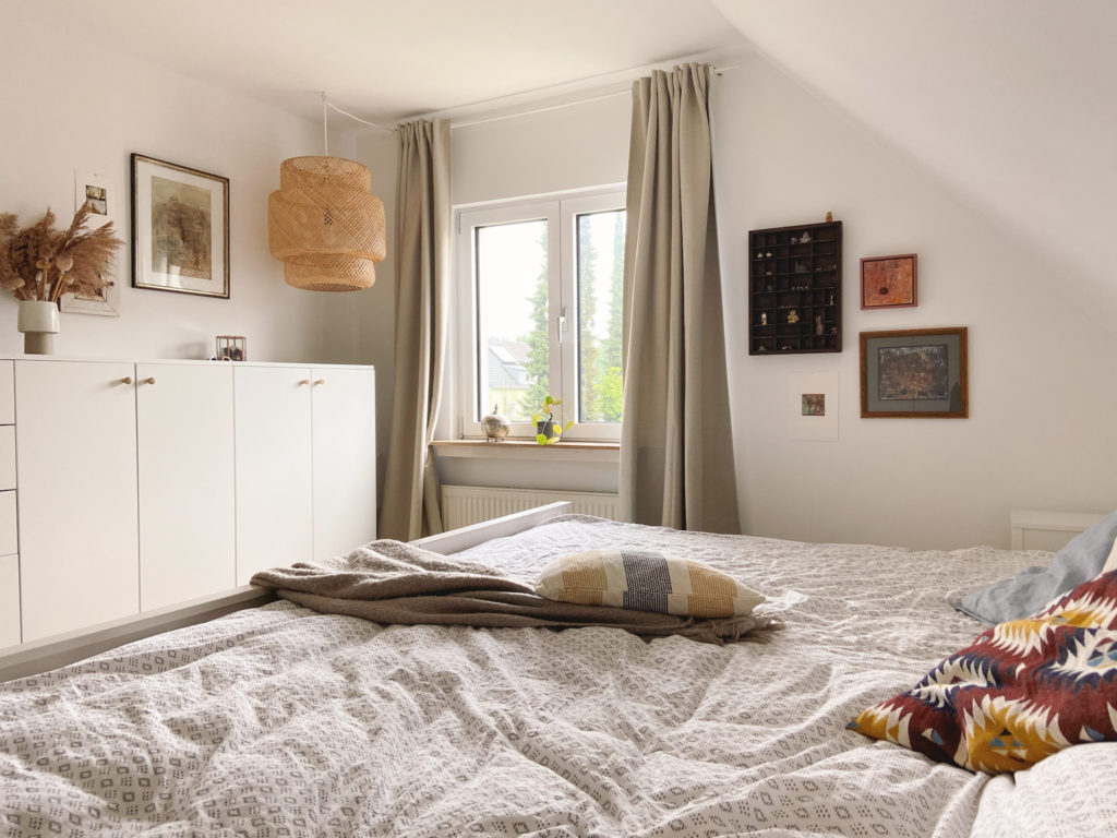 Schlafzimmer Dachschräge Familienbett IKEA Hack hell natürlich Kleiderschrank Platsa
